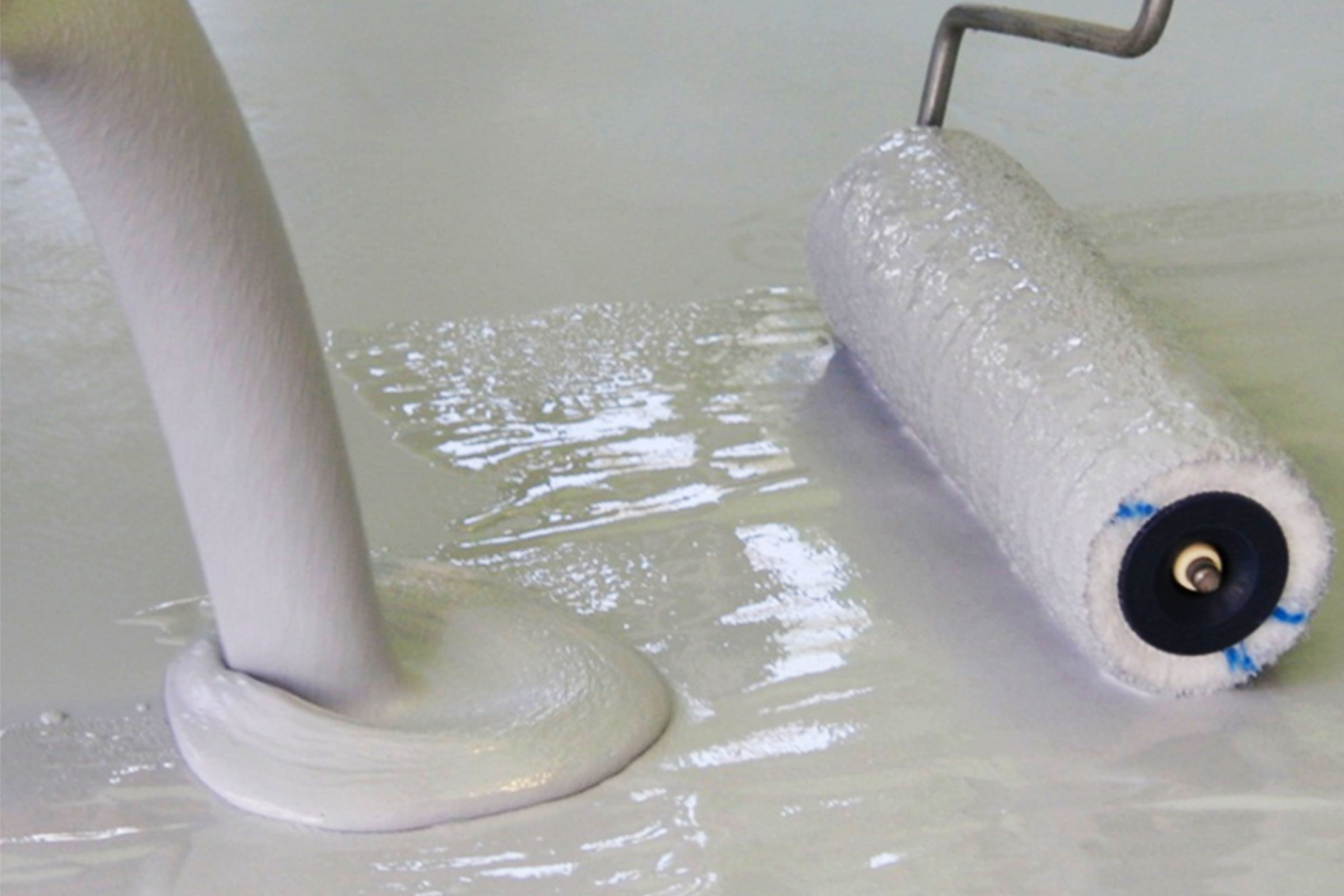 Ausgiessen einer Abdichtungsflüssigkeit auf Beton