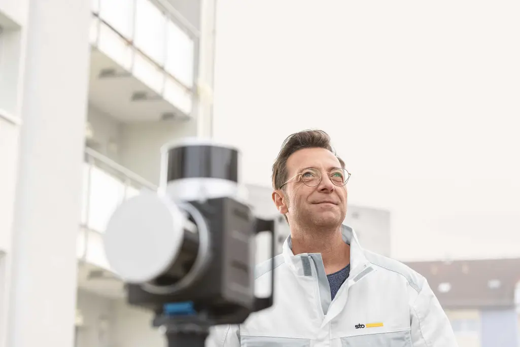 Mitarbeiter ist dabei mit einem Scanner die Bestandsaufnahmen eines Gebäudes aufzunehmen