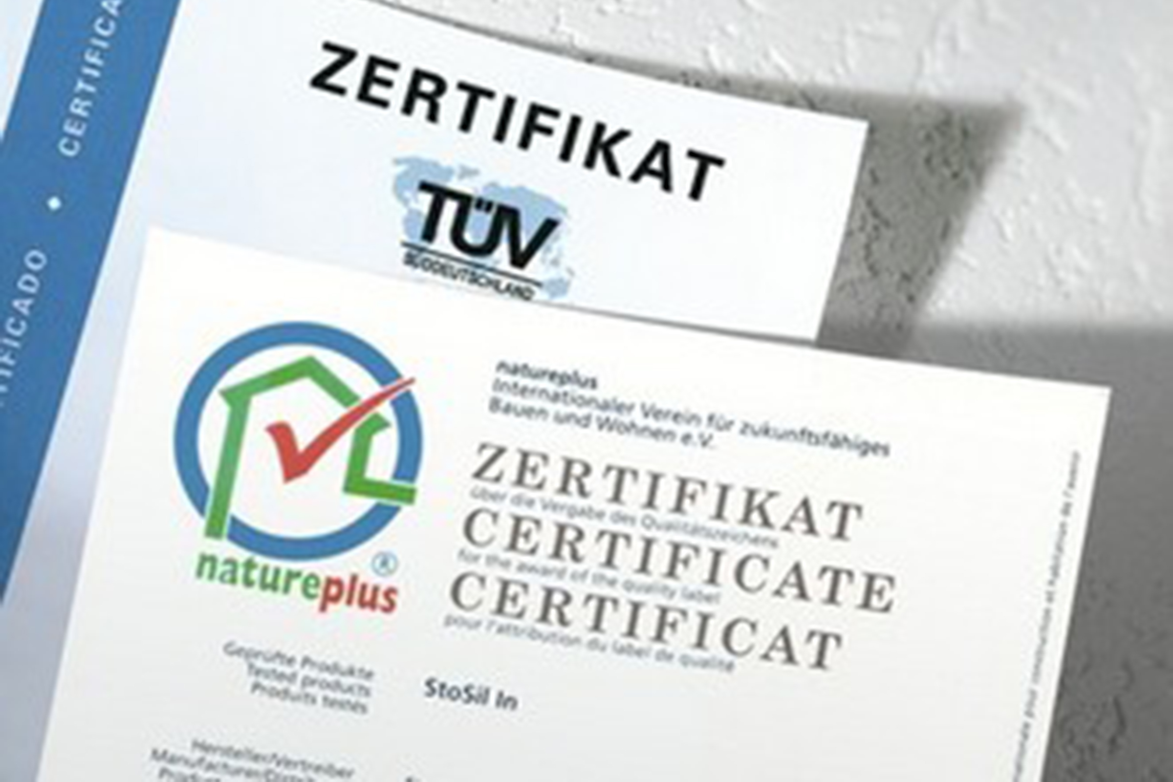 Abbildung von zwei Umweltzertifikaten
