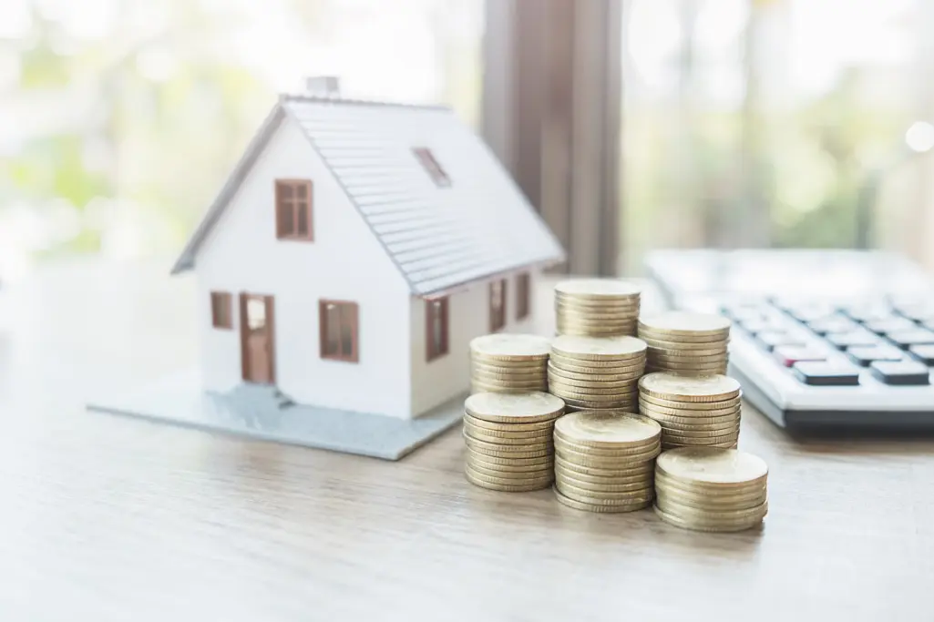Miniaturhaus und daneben Geld