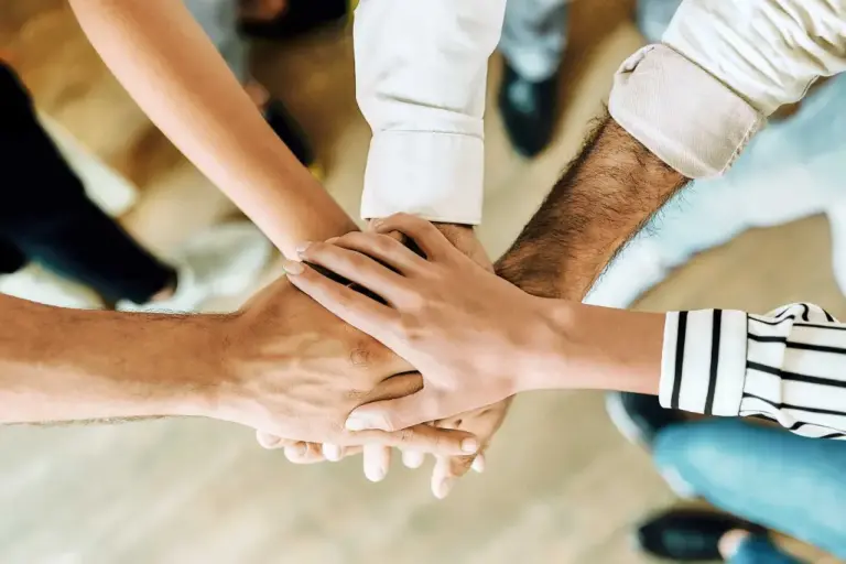 Mehrere Hände, die übereinander greifen