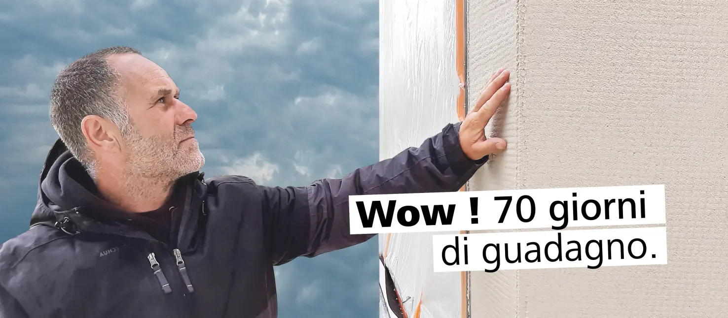 Immagine: Un artigiano esperto dipinge la facciata ristrutturata con intonaco, testo in clinker.