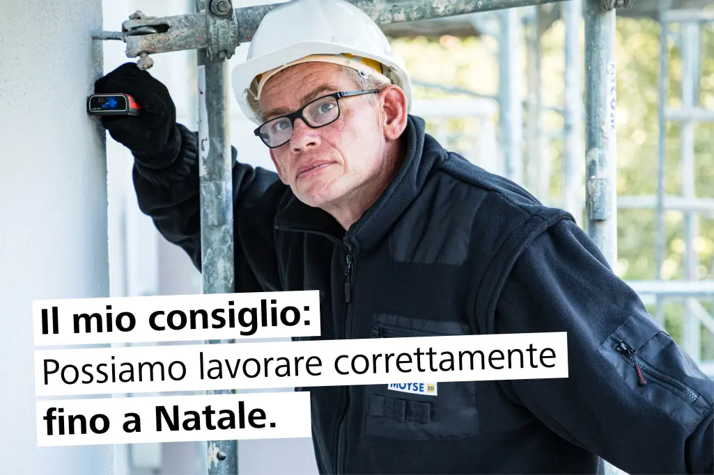 Artigiani specializzati su un'impalcatura. Testo nella foto: Il mio consiglio è che fino a Natale 