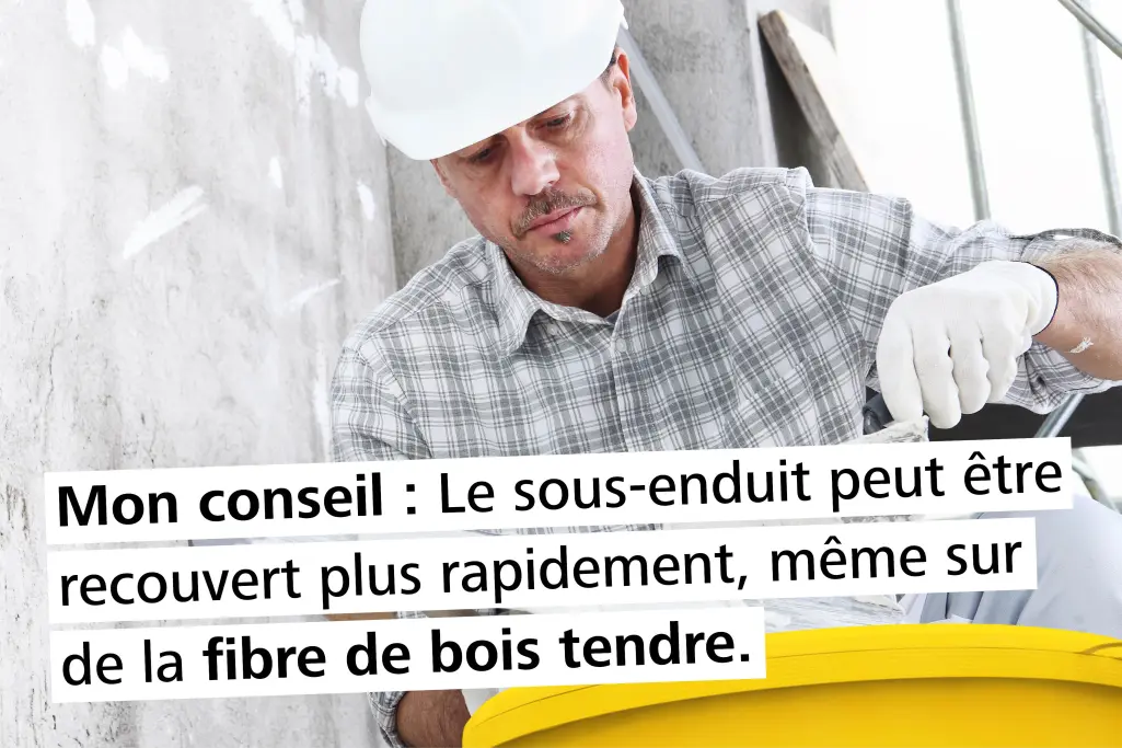 L'artisan travaillant sur la façade dit : le sous-enduit est recouvrable plus rapidement.