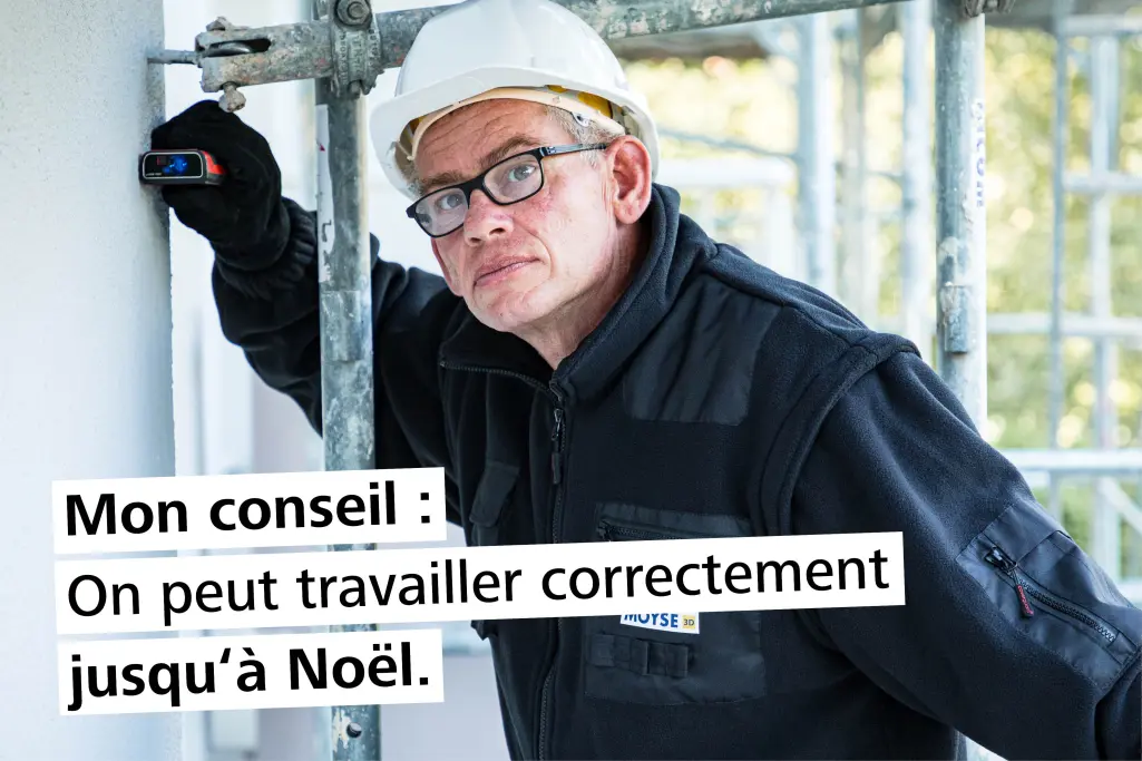 Artisan sur un échafaudage. Texte dans l'image : Mon conseil : nous pouvons travailler correctement 