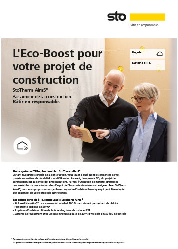 Un homme et une femme regardent un panneau d'isolation en bois